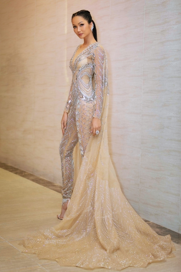 HHen Niê khoe thân hình tuyệt mỹ nhưng ai ngờ mắc lỗi kém sang vì lộ rõ 2 miếng lót ngực-2