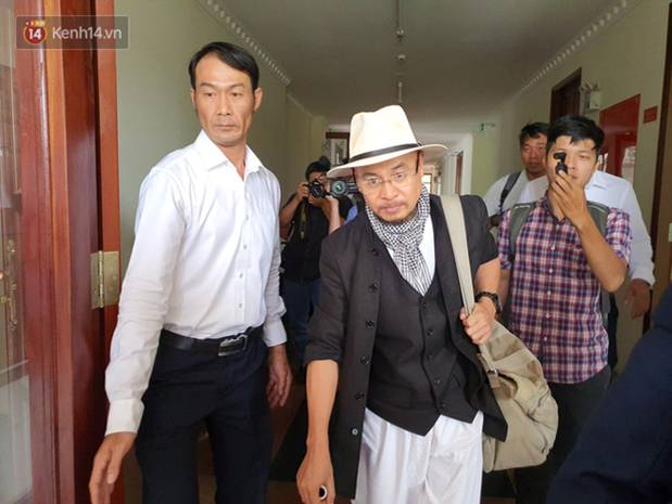 Xin đổi thẩm phán không thành, bà Lê Hoàng Diệp Thảo rưng rưng: Cả 5 mẹ con tôi van xin HĐXX xem xét để chúng tôi có cơ hội đoàn tụ, chăm sóc sức khỏe cho chồng-1