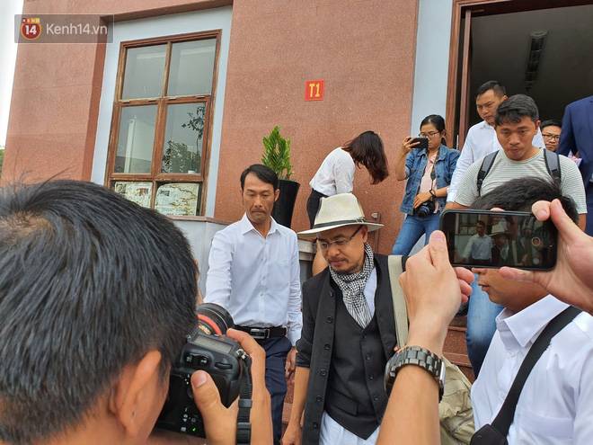 Xin đổi thẩm phán không thành, bà Lê Hoàng Diệp Thảo rưng rưng: Cả 5 mẹ con tôi van xin HĐXX xem xét để chúng tôi có cơ hội đoàn tụ, chăm sóc sức khỏe cho chồng-2