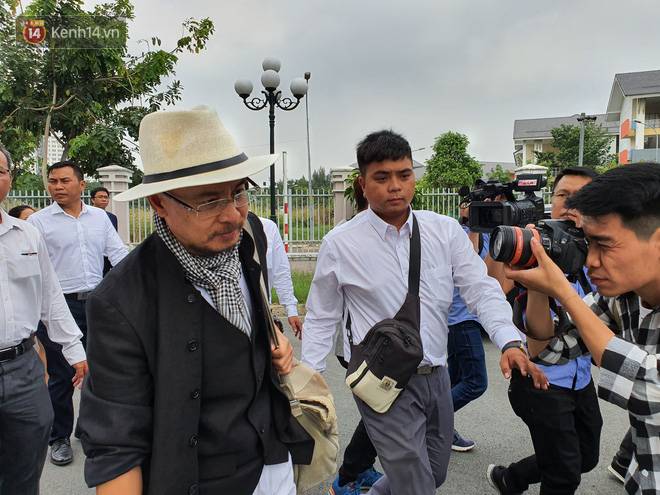 Xin đổi thẩm phán không thành, bà Lê Hoàng Diệp Thảo rưng rưng: Cả 5 mẹ con tôi van xin HĐXX xem xét để chúng tôi có cơ hội đoàn tụ, chăm sóc sức khỏe cho chồng-3