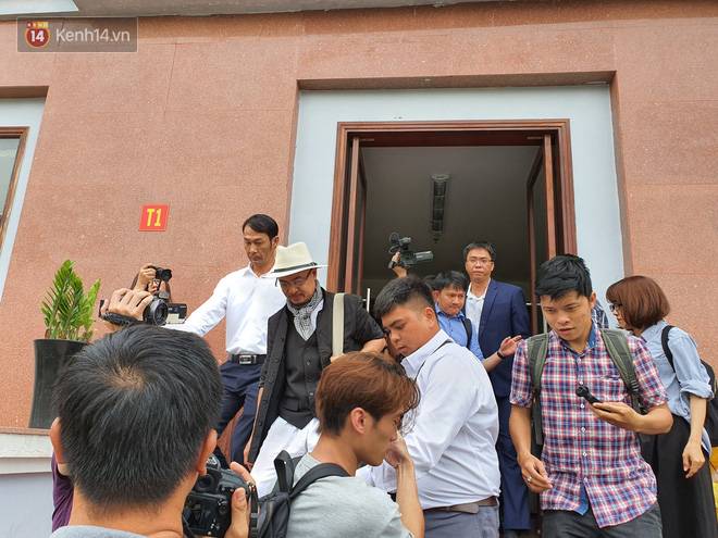 Xin đổi thẩm phán không thành, bà Lê Hoàng Diệp Thảo rưng rưng: Cả 5 mẹ con tôi van xin HĐXX xem xét để chúng tôi có cơ hội đoàn tụ, chăm sóc sức khỏe cho chồng-4