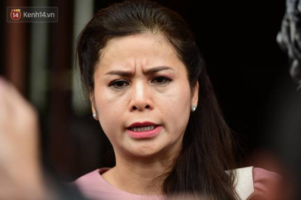 Xin đổi thẩm phán không thành, bà Lê Hoàng Diệp Thảo rưng rưng: Cả 5 mẹ con tôi van xin HĐXX xem xét để chúng tôi có cơ hội đoàn tụ, chăm sóc sức khỏe cho chồng-5