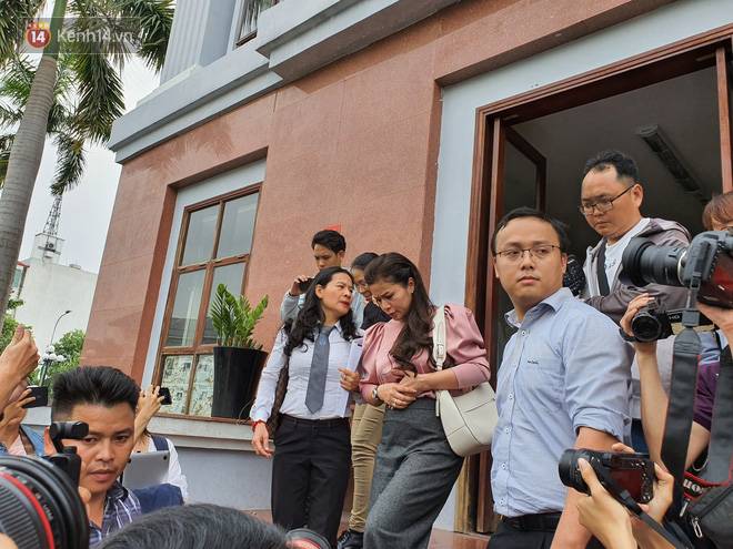 Xin đổi thẩm phán không thành, bà Lê Hoàng Diệp Thảo rưng rưng: Cả 5 mẹ con tôi van xin HĐXX xem xét để chúng tôi có cơ hội đoàn tụ, chăm sóc sức khỏe cho chồng-6