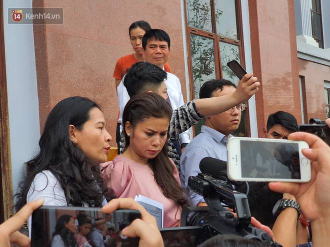 Xin đổi thẩm phán không thành, bà Lê Hoàng Diệp Thảo rưng rưng: Cả 5 mẹ con tôi van xin HĐXX xem xét để chúng tôi có cơ hội đoàn tụ, chăm sóc sức khỏe cho chồng-7