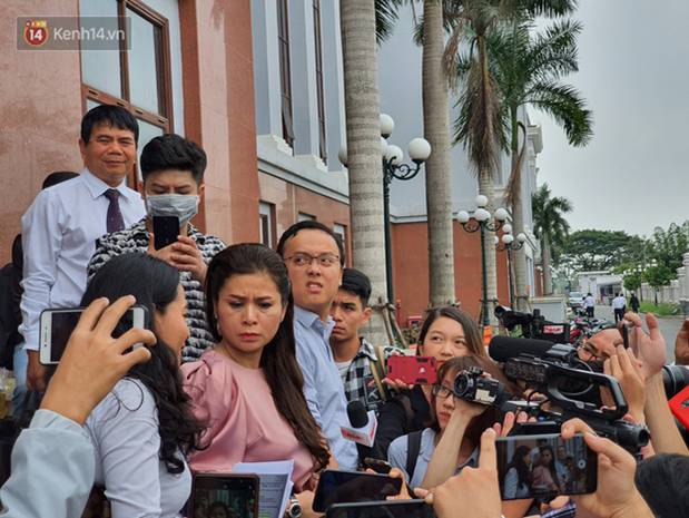 Xin đổi thẩm phán không thành, bà Lê Hoàng Diệp Thảo rưng rưng: Cả 5 mẹ con tôi van xin HĐXX xem xét để chúng tôi có cơ hội đoàn tụ, chăm sóc sức khỏe cho chồng-8