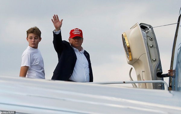 Gia đình Tổng thống Mỹ quay trở lại sau kỳ nghỉ lễ, Barron Trump gây thương nhớ với vẻ ngoài lạnh lùng, sở hữu góc nghiêng thần thánh-1
