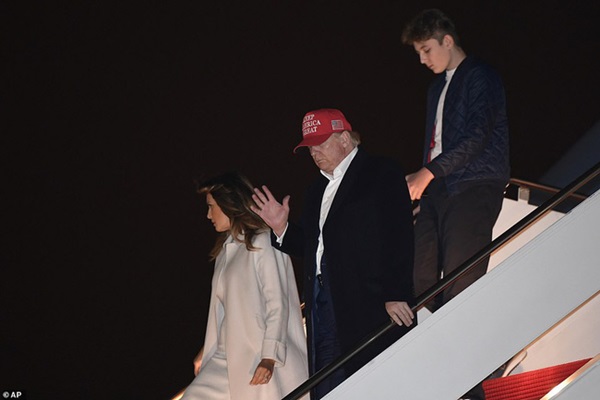 Gia đình Tổng thống Mỹ quay trở lại sau kỳ nghỉ lễ, Barron Trump gây thương nhớ với vẻ ngoài lạnh lùng, sở hữu góc nghiêng thần thánh-2