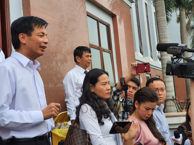 Xin đổi thẩm phán không thành, bà Lê Hoàng Diệp Thảo rưng rưng: Cả 5 mẹ con tôi van xin HĐXX xem xét để chúng tôi có cơ hội đoàn tụ, chăm sóc sức khỏe cho chồng-10