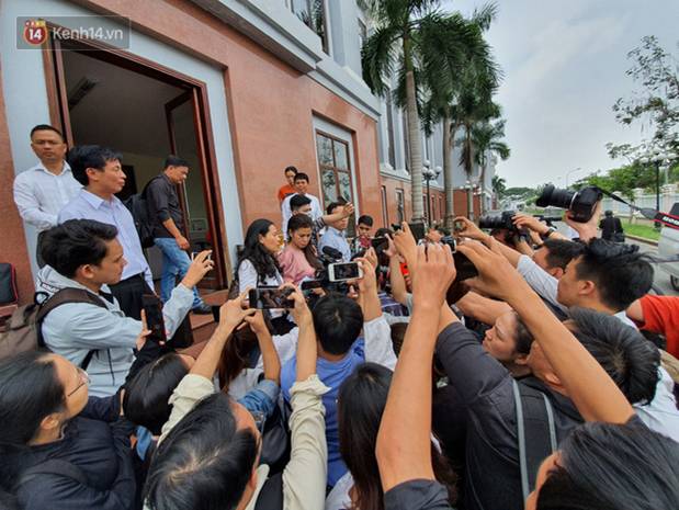 Xin đổi thẩm phán không thành, bà Lê Hoàng Diệp Thảo rưng rưng: Cả 5 mẹ con tôi van xin HĐXX xem xét để chúng tôi có cơ hội đoàn tụ, chăm sóc sức khỏe cho chồng-9