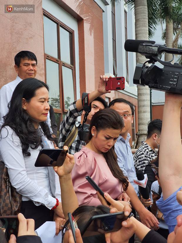 Xin đổi thẩm phán không thành, bà Lê Hoàng Diệp Thảo rưng rưng: Cả 5 mẹ con tôi van xin HĐXX xem xét để chúng tôi có cơ hội đoàn tụ, chăm sóc sức khỏe cho chồng-11