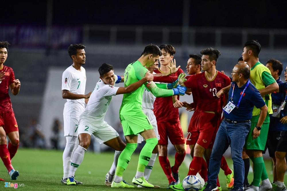 HLV Park kéo học trò ra khỏi cuộc lộn xộn với U22 Indonesia-3