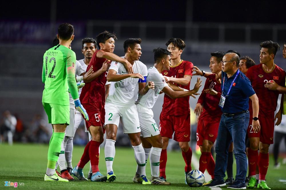 HLV Park kéo học trò ra khỏi cuộc lộn xộn với U22 Indonesia-4