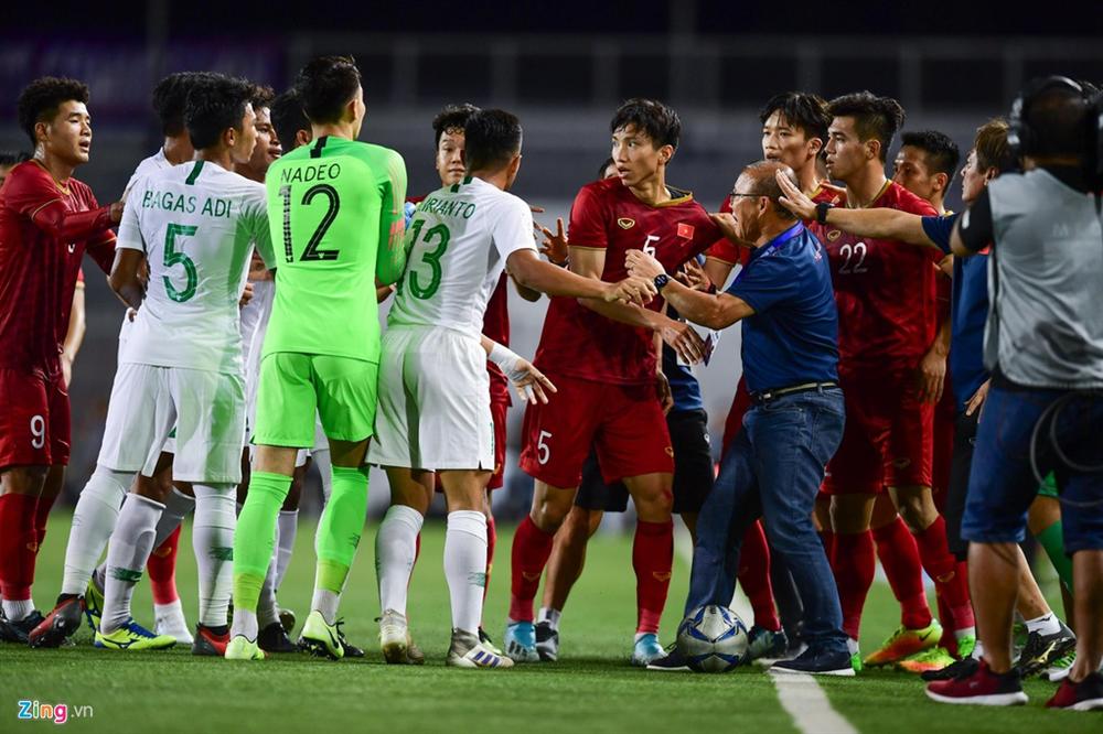 HLV Park kéo học trò ra khỏi cuộc lộn xộn với U22 Indonesia-6