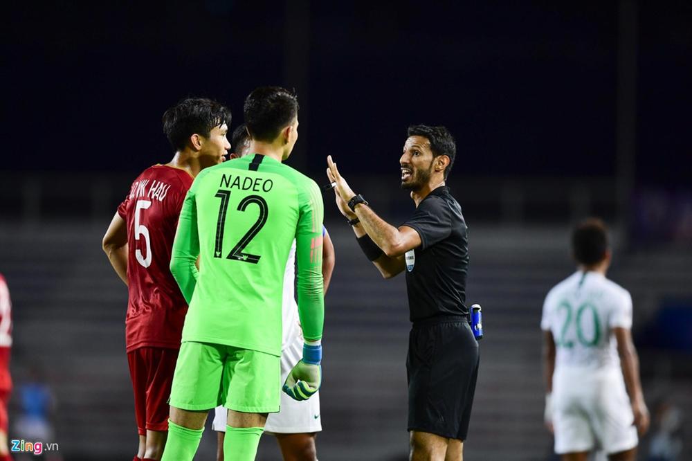 HLV Park kéo học trò ra khỏi cuộc lộn xộn với U22 Indonesia-8