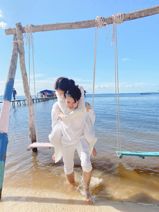 Ghen tị với khoảnh khắc vợ chồng Đông Nhi - Ông Cao Thắng nắm chặt tay, bên nhau cực tình giữa trời thu Hà Nội-3