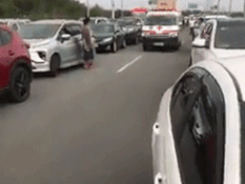 Xe cứu hỏa hú còi ưu tiên, tài xế xe tải vẫn không nhường đường-1