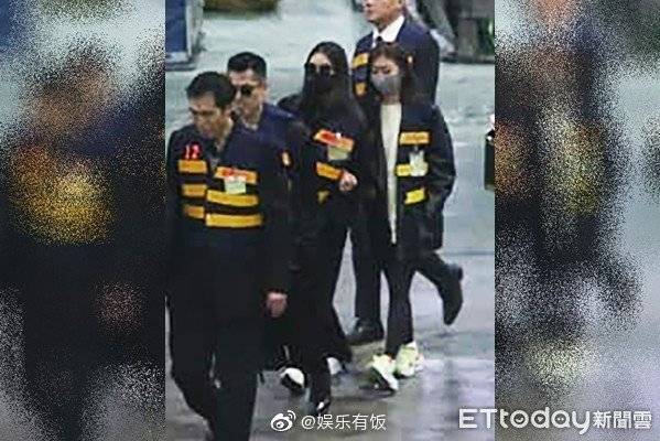 Hình ảnh nhà sư cùng bạn gái Cao Dĩ Tường xuất hiện, đích thân đưa thi hài nam tài tử về nhà-1