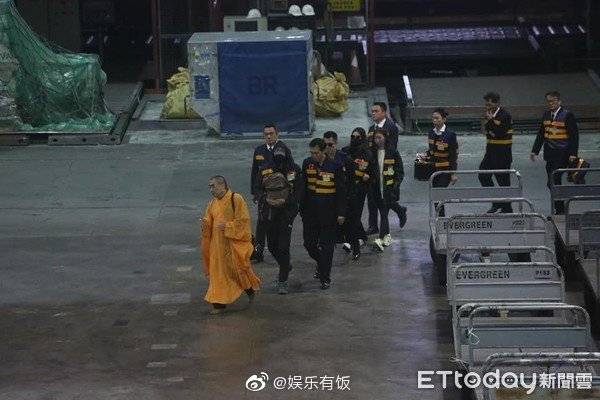 Hình ảnh nhà sư cùng bạn gái Cao Dĩ Tường xuất hiện, đích thân đưa thi hài nam tài tử về nhà-3