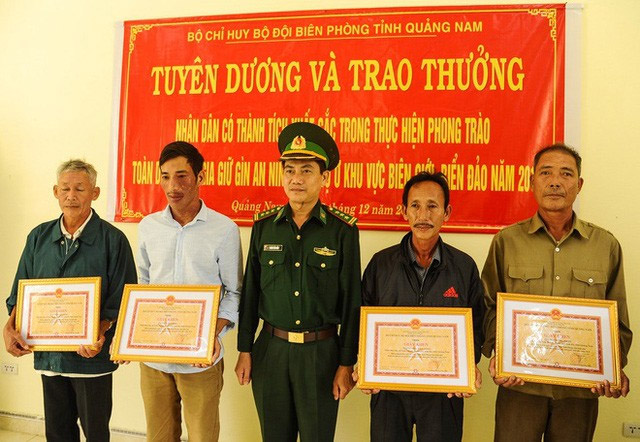 Hàng chục bánh heroin có chữ Trung Quốc trôi dạt vào biển: Dân nhặt được tưởng... bánh kẹo-1
