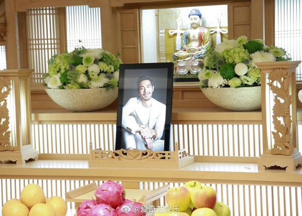 Hình ảnh tại tang lễ Cao Dĩ Tường, bạn gái Bella đứng khóc nức nở một góc-2