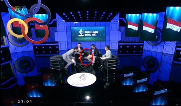 Minh oan hành động đá xoáy Bùi Tiến Dũng của BTV Quốc Khánh: Cuộc gọi ấy có thật nhưng chiếc điện thoại không phải của nam MC-2