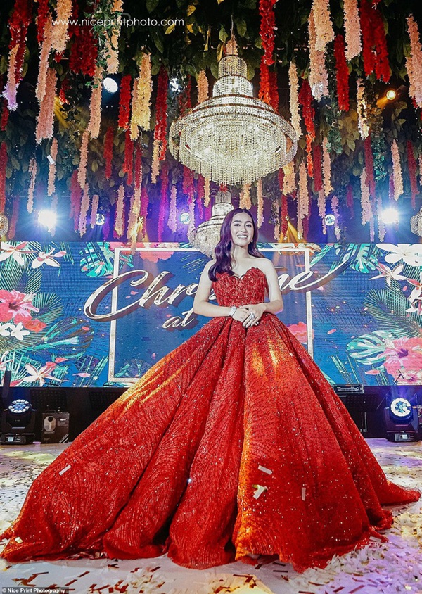 Tiệc sinh nhật của cô gái 18 tuổi giới siêu giàu châu Á: Xa xỉ bậc nhất hơn cả phim ảnh, nhan sắc ngoài đời của nhân vật chính mới thật bất ngờ-4