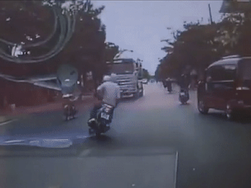 Tài xế ôtô đâm cụ ông văng xuống đường bất tỉnh-1