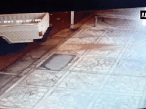 Trộm cột xích quanh cây ATM rồi dùng ôtô kéo đi