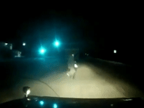 Tài xế ôtô đâm cụ ông văng xuống đường bất tỉnh