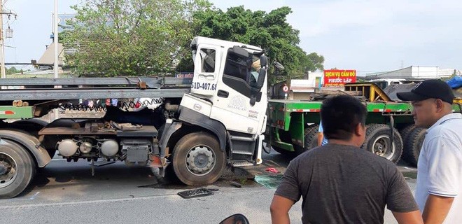 Thanh thép chọc thủng cabin xe đầu kéo, cận cảnh người dân đưa tài xế gục trên vô lăng ra ngoài-2
