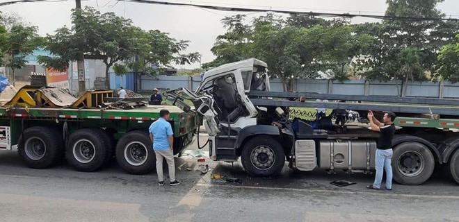 Thanh thép chọc thủng cabin xe đầu kéo, cận cảnh người dân đưa tài xế gục trên vô lăng ra ngoài-4