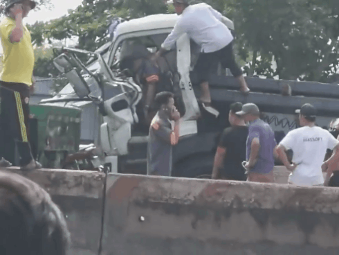 Khoảnh khắc người phụ nữ mặc áo dài té lộn cổ xuống đầm hoa súng không khác gì múa ba lê gây bão mạng vì trông vừa thương vừa...buồn cười-3