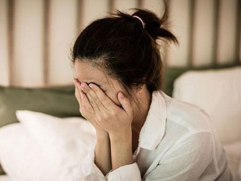 Đêm mưa, nằm ôm tình trẻ, cô vợ giật mình khi chồng đập cửa bên ngoài xin vào gặp-4