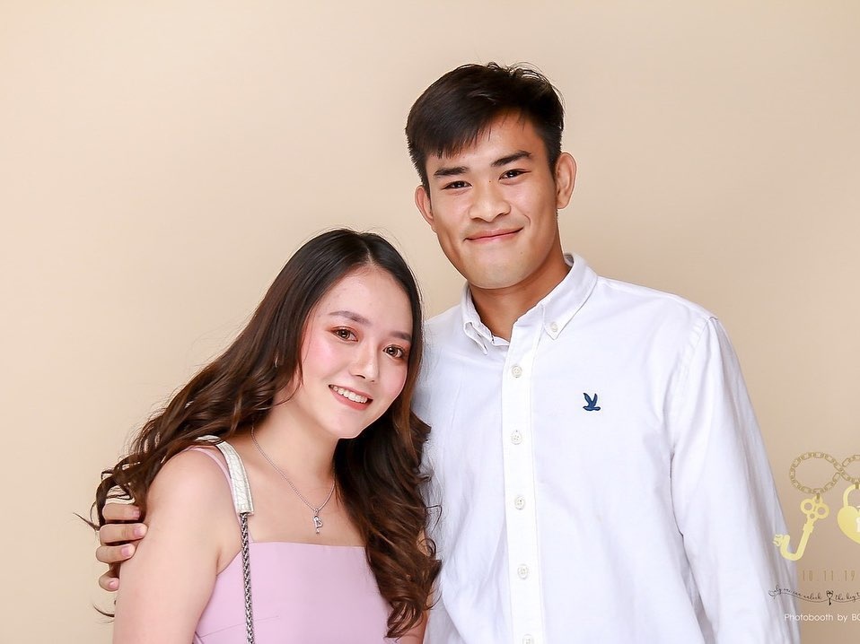 Bạn gái chăm diện áo tắm khoe dáng của tiền vệ Thái Lan-1