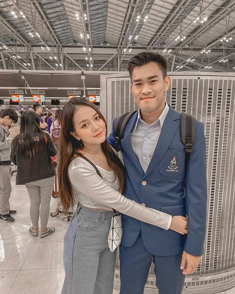 Bạn gái chăm diện áo tắm khoe dáng của tiền vệ Thái Lan-2