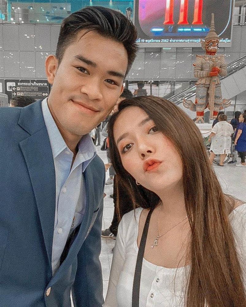 Bạn gái chăm diện áo tắm khoe dáng của tiền vệ Thái Lan-3