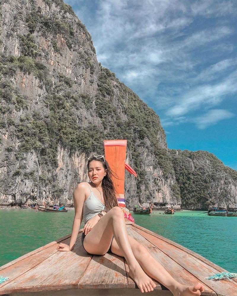 Bạn gái chăm diện áo tắm khoe dáng của tiền vệ Thái Lan-4