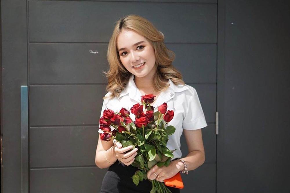 Bạn gái chăm diện áo tắm khoe dáng của tiền vệ Thái Lan-11