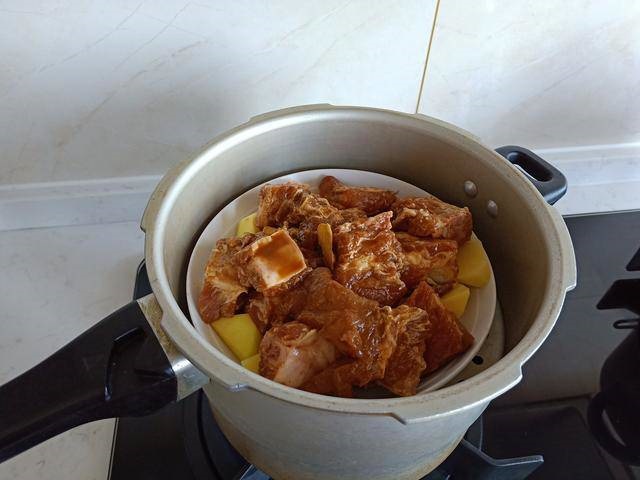 Không cần hầm, làm cách này sau 20 phút đã có ngay món sườn chín mềm, ngọt đậm-5