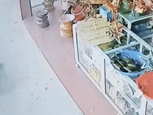 Xe máy mất lái đâm thẳng vào cửa hàng