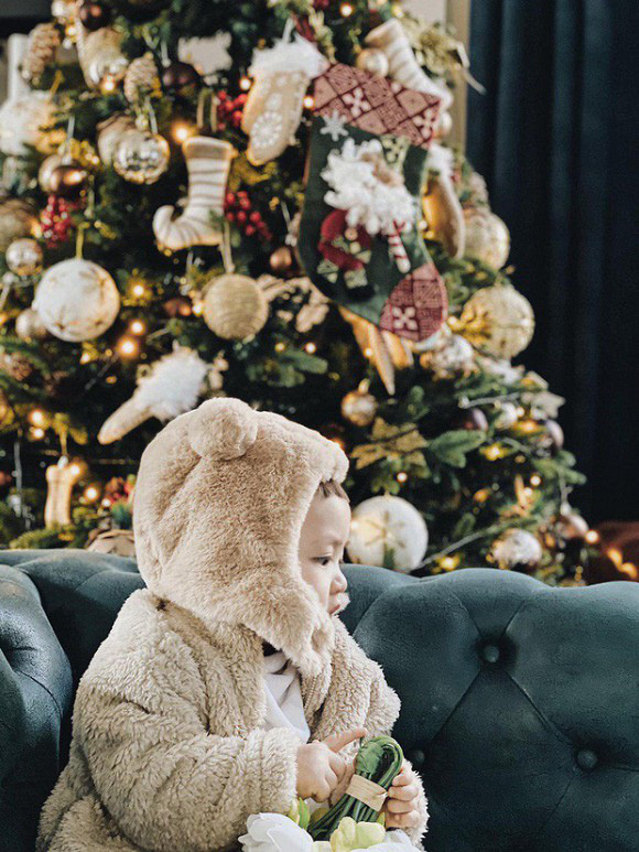 Á hậu Tú Anh lần đầu công khai ảnh cận mặt của con trai sau thời gian giữ kín-1