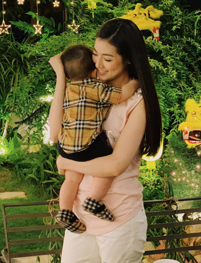 Á hậu Tú Anh lần đầu công khai ảnh cận mặt của con trai sau thời gian giữ kín-2
