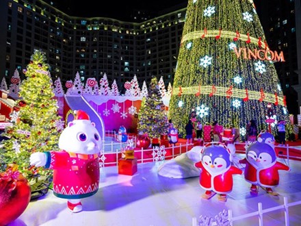 Vincom thắp sáng cây thông Noel khổng lồ, khởi động mùa lễ hội