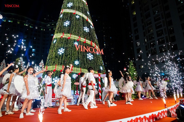 Vincom thắp sáng cây thông Noel khổng lồ, khởi động mùa lễ hội-4