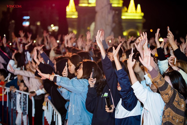 Vincom thắp sáng cây thông Noel khổng lồ, khởi động mùa lễ hội-6