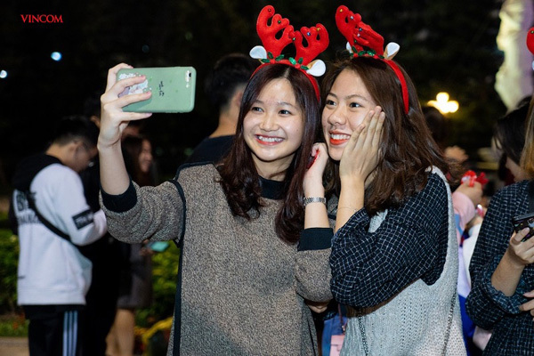 Vincom thắp sáng cây thông Noel khổng lồ, khởi động mùa lễ hội-7