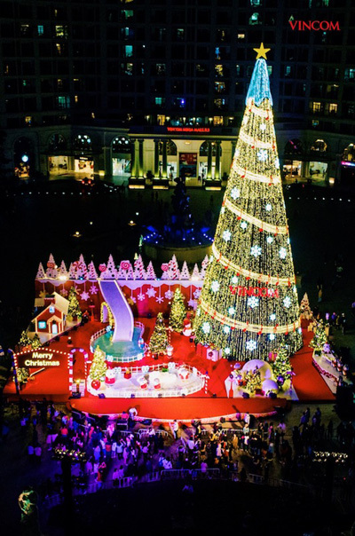 Vincom thắp sáng cây thông Noel khổng lồ, khởi động mùa lễ hội-1