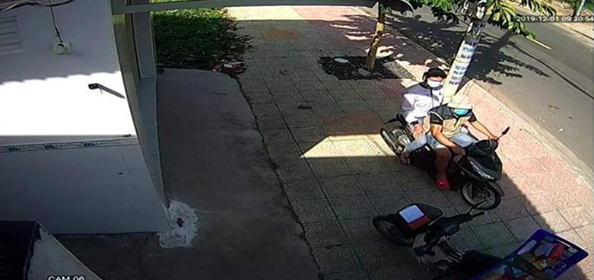 Tranh thủ lúc shipper lơ đễnh, đạo chích nhanh chóng thó mất kiện hàng mà chẳng cần biết mình trộm thứ gì-1