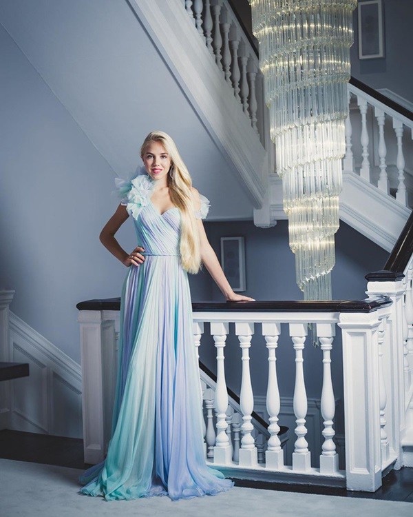 Đêm tiệc giới siêu giàu gây chú ý với màn ra mắt của 19 tiểu thư lá ngọc cành vàng, nổi bật nhất lại là cô gái châu Á này-3