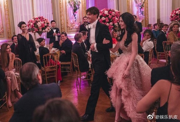 Đêm tiệc giới siêu giàu gây chú ý với màn ra mắt của 19 tiểu thư lá ngọc cành vàng, nổi bật nhất lại là cô gái châu Á này-7